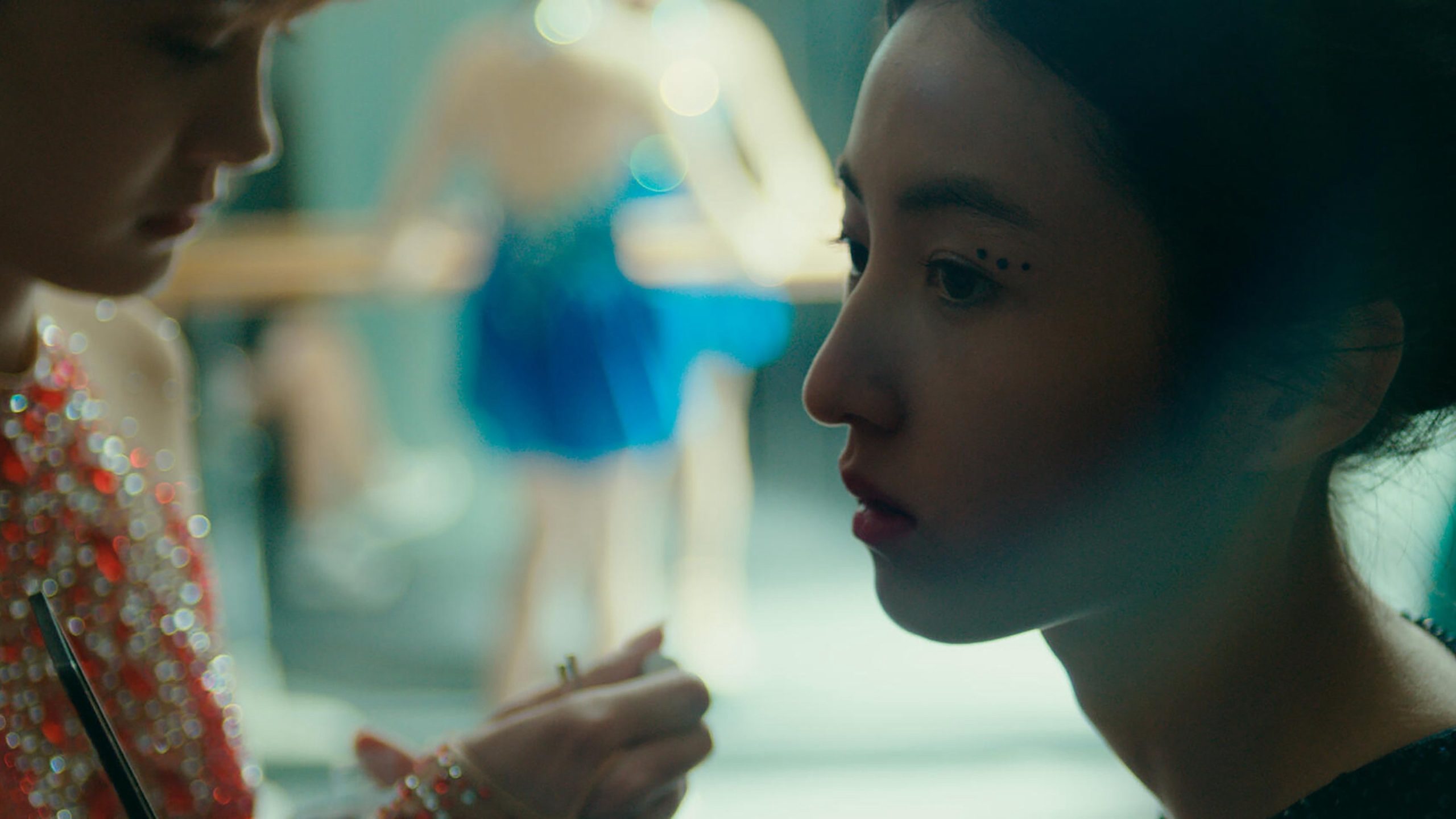 Cô Gái Trên Bờ Vực - Ảnh 2