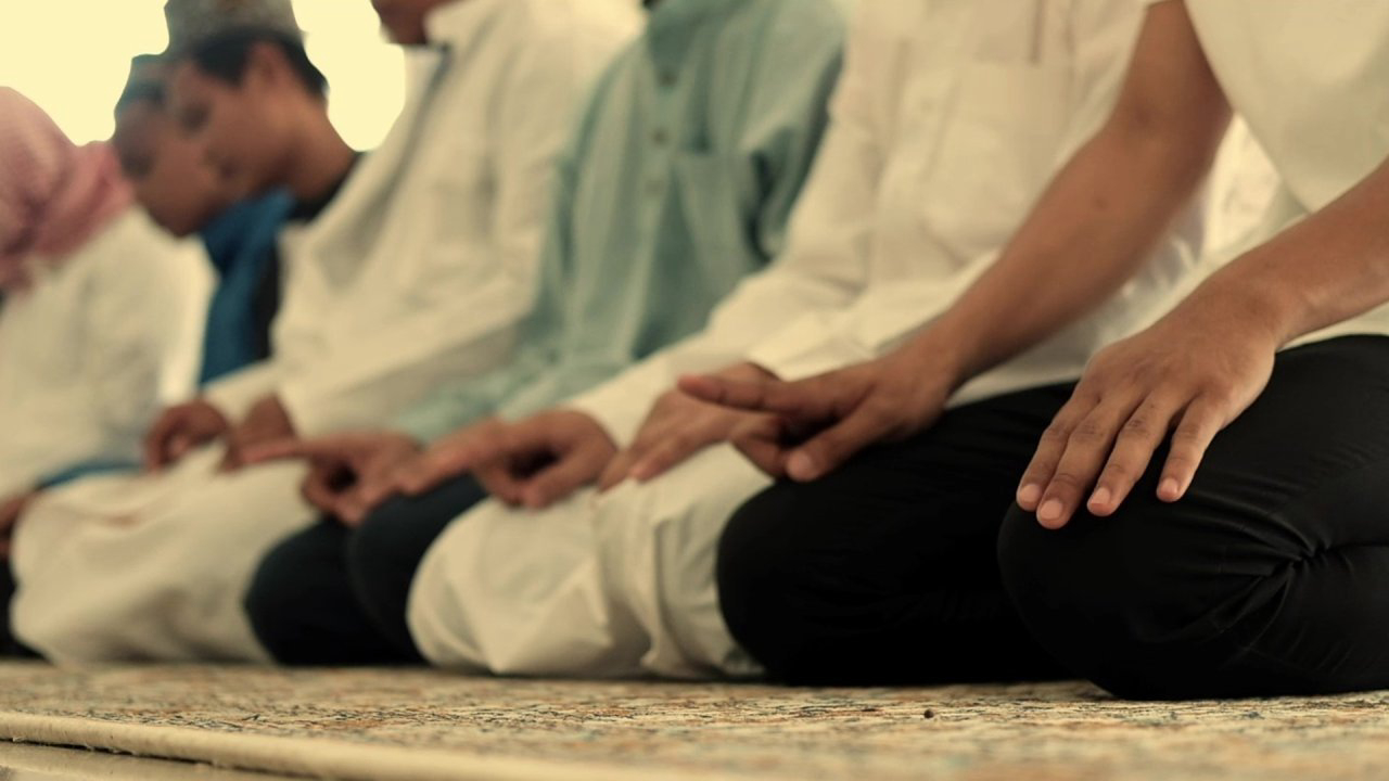 Dưới Trăng Lưỡi Liềm - Ảnh 2